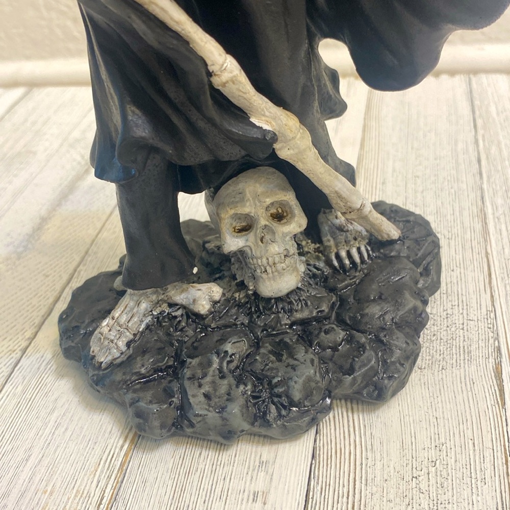 Skeleton Holding Hat in Wind - Picture 3 of 8